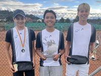 Tennis-Jugendmeister mit Pokalen in Kärnten: Sieger und Platzierten des Turniers.