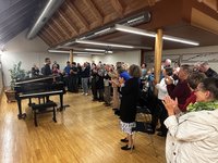 Konzert: Publikum applaudiert einem Pianisten in einem Gemeindesaal in Österreich.
