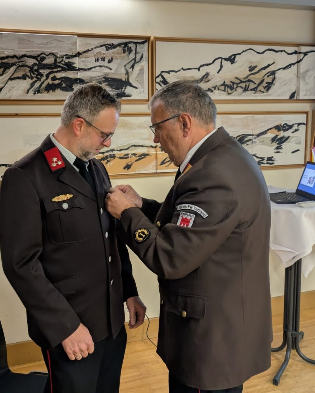 Feuerwehrmann wird von Vize-Bürgermeister mit Orden ausgezeichnet, Ehrung in Vorarlberg